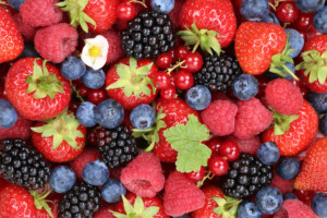 Ein bunter Mix aus Erdbeeren, Blaubeeren und Himbeeren ist ideal für Ernährung fürs Immunsystem