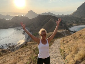 Kerstin Hardt auf einer Insel beim Sonnenuntergang zeigt, dass Urlaub der beste Weg zur Produktivitätssteigerung