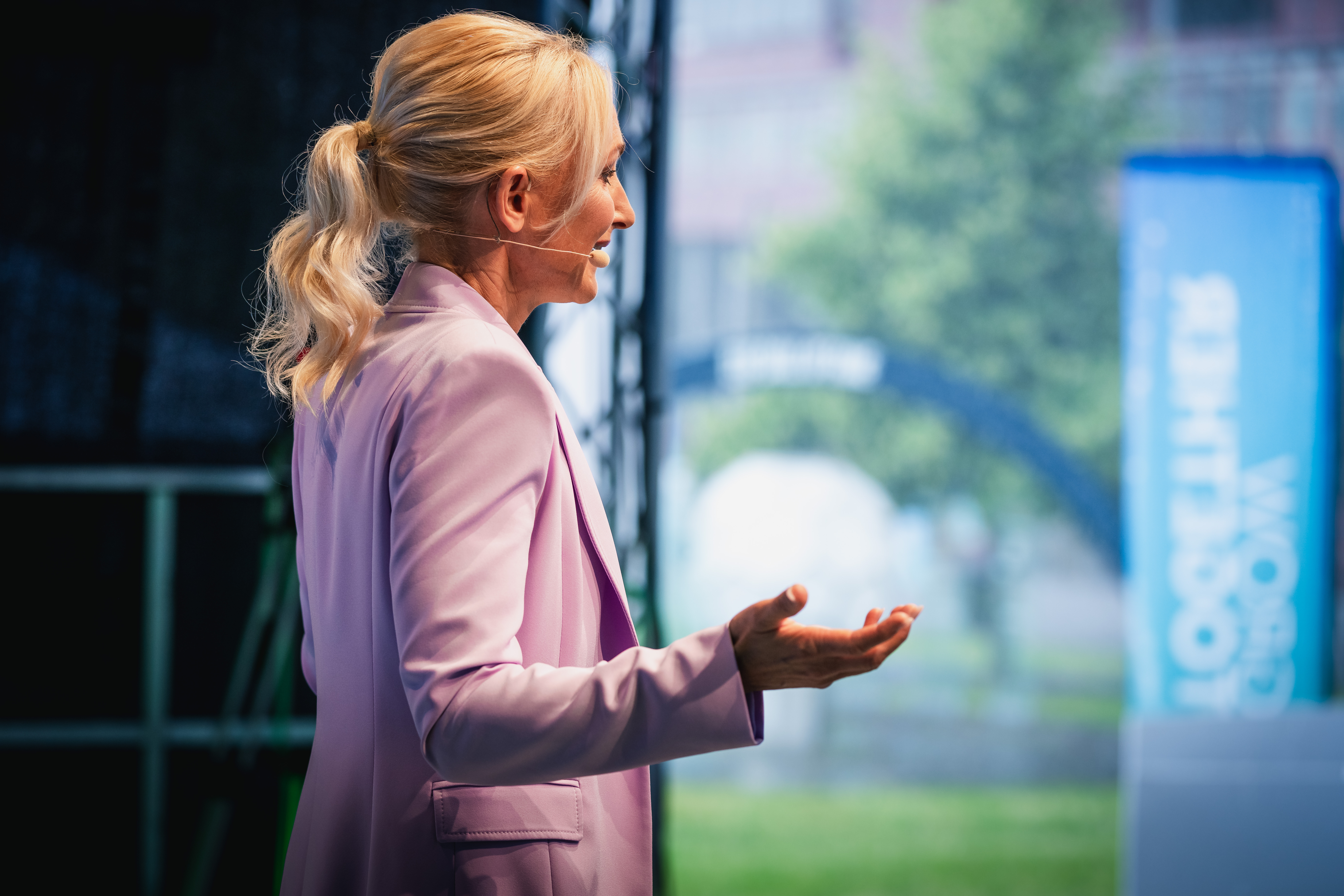 Kerstin Hardt in einem Blazer auf der Bühne von Greator erklärt, wie Resilienz trainieren geht