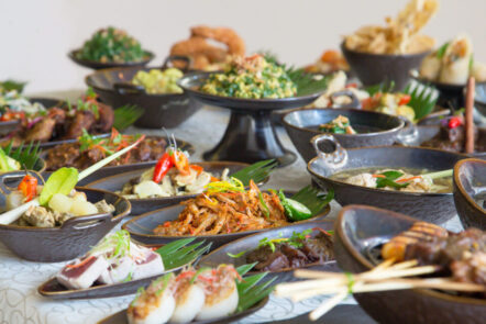 Ein großer Tisch voller leckerer Gerichte zeigt, wie einfach Ernährung für's Immunsystem sein kann