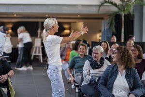 Kerstin Hardt in einer Menschenmenge bei ihrem Vortrag zu dem Thema Jung bleiben