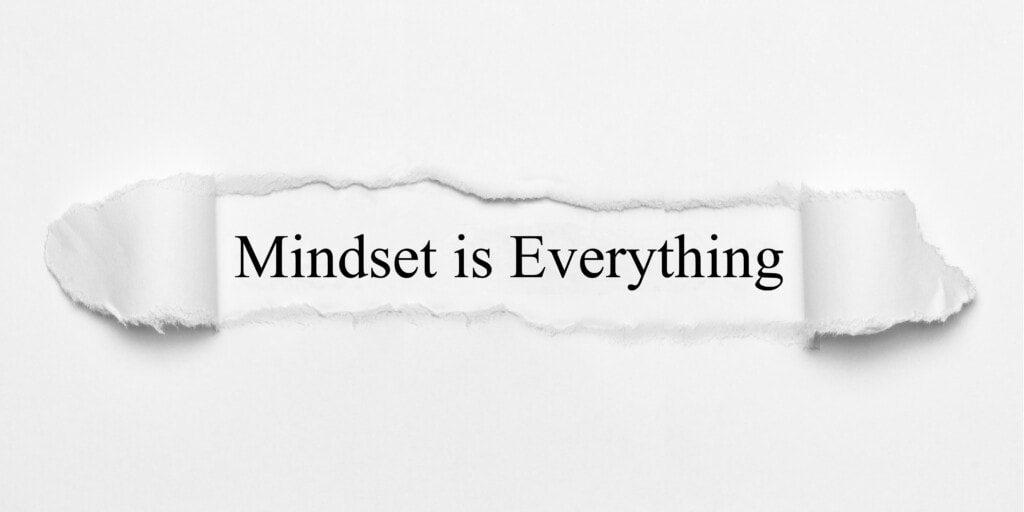 Ein weißes Papier mit schwarzem Aufdruck Mindset is everything drückt aus, wie wichtig Mindset stärken ist